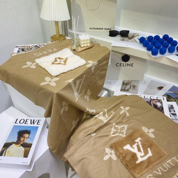 ๐โจAUTHENTICโจ๐Louis Vuitton scarf - Picture 3 of 7